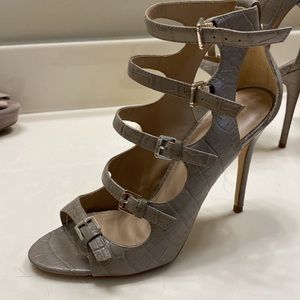 Joan & David scrappy heal beige 7M